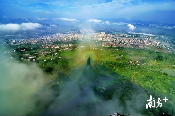 巾峰佛光。劉志成 攝