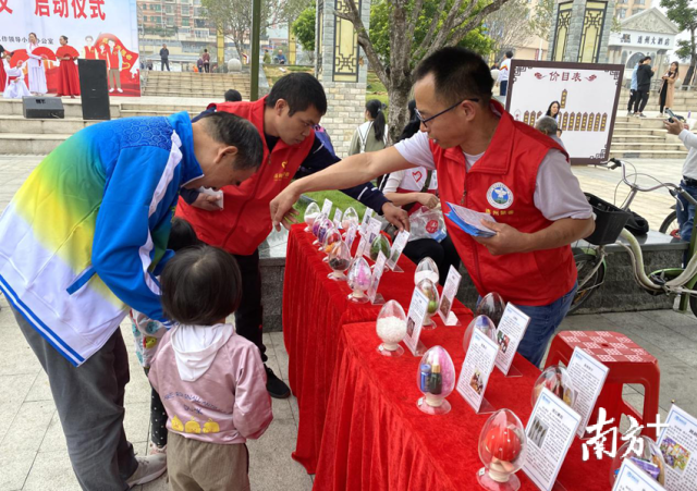 志愿者向群眾講解辨別毒品知識。