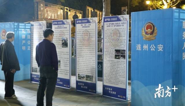 群眾觀看宣傳展板。段燦 攝