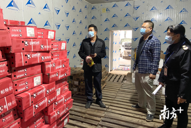 連州市市場(chǎng)監(jiān)督管理局局長吳飄揚(yáng)對(duì)市區(qū)內(nèi)儲(chǔ)存進(jìn)口冷凍肉產(chǎn)品的冰庫進(jìn)行監(jiān)督檢查。