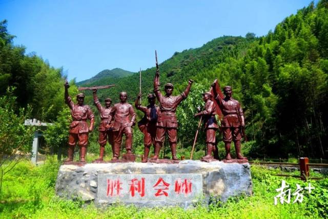 紅色雕塑。