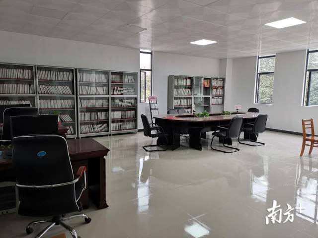 目前，連州市檔案館新館已建成使用，并已對(duì)外開(kāi)放社會(huì)查閱服務(wù)。