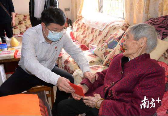在黃廣珍家，唐慶衛(wèi)對(duì)老人噓寒問(wèn)暖，送上慰問(wèn)金，向老人拜個(gè)早年。黃津 攝
