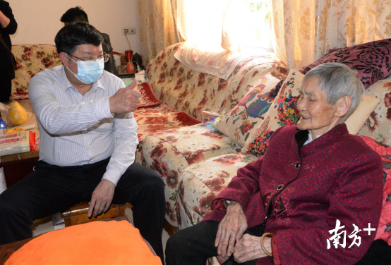 在百歲老人黃廣珍家，連州市長(zhǎng)唐慶衛(wèi)豎起大拇指點(diǎn)贊老人。黃津 攝