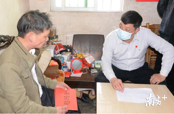 唐慶衛(wèi)希望黃貴標(biāo)，要叮囑小兒子讀好書來(lái)，爭(zhēng)取考上好的大學(xué)。黃津 攝