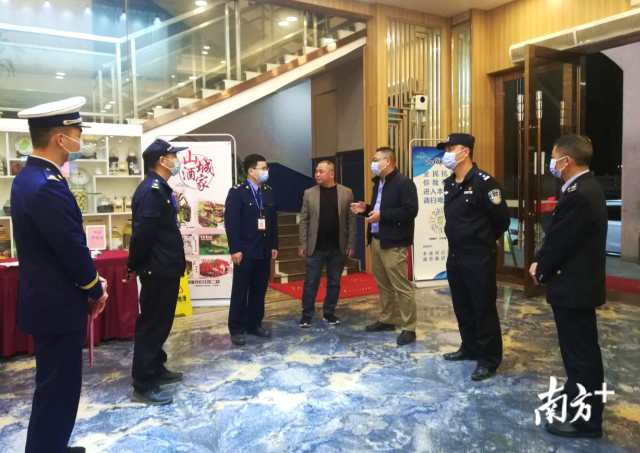 連州組建聯(lián)合檢查組對(duì)餐飲服務(wù)單位開展疫情防控和食品安全、消防安全檢查。