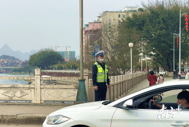 上午7點(diǎn)30分，連州市公安民警吳常超就來(lái)到了南門(mén)橋頭，開(kāi)始了一天的交通路口站崗工作。