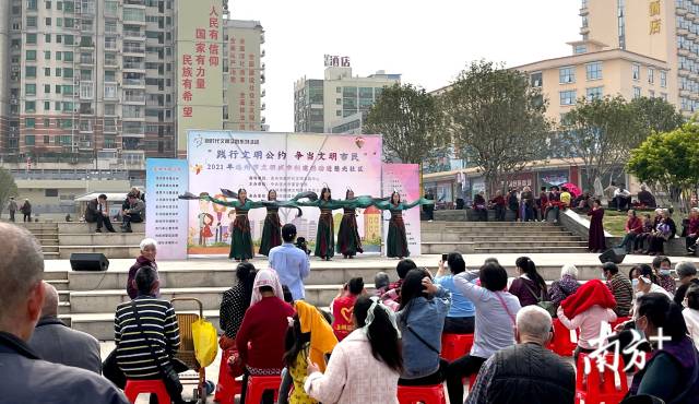 3月14日，連州開(kāi)展“踐行文明公約，爭(zhēng)當(dāng)文明市民”主題2021年連州市文明城市創(chuàng)建活動(dòng)走進(jìn)社區(qū)活動(dòng)。段燦 攝