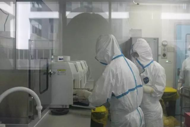 檢驗人員在實驗室內(nèi)工作