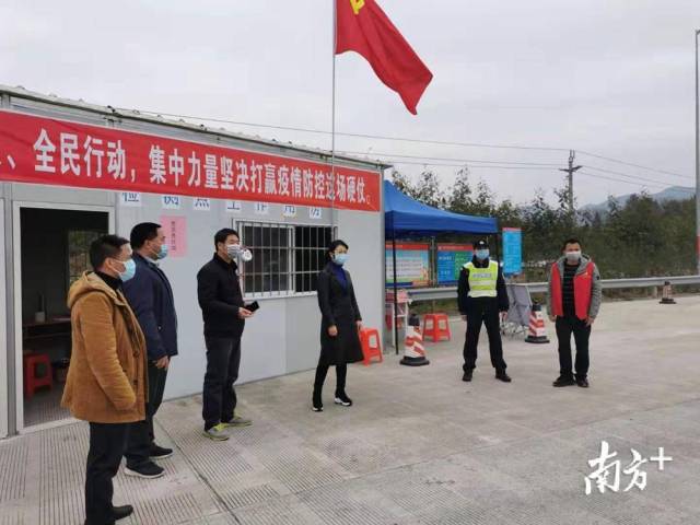 譚麗在西岸指導(dǎo)疫情防控宣傳工作。