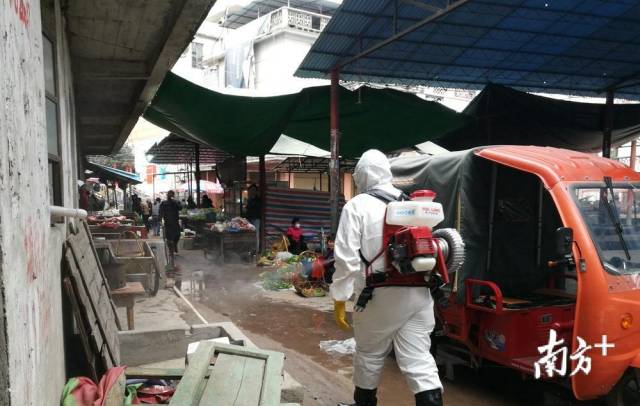 對(duì)大路邊鎮(zhèn)農(nóng)貿(mào)市場(chǎng)進(jìn)行消毒。