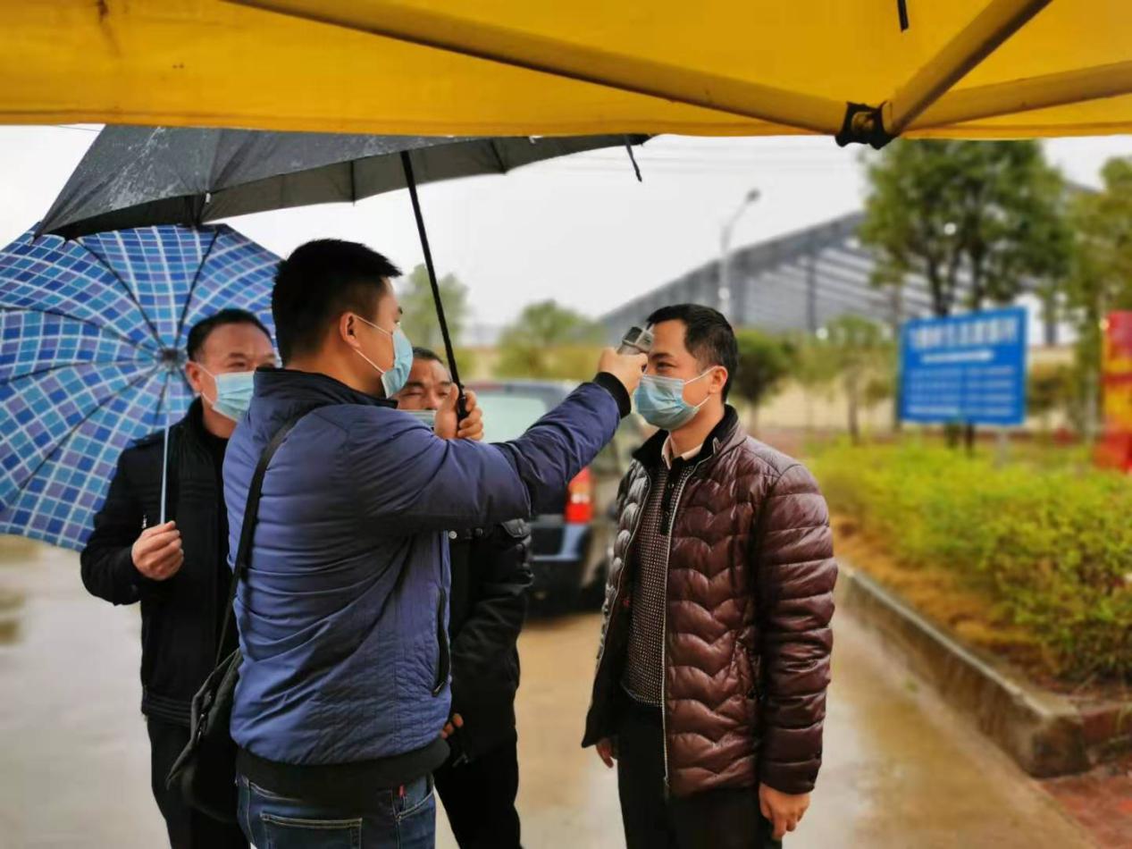 四聯(lián)駐村團隊下村為村民測量體溫