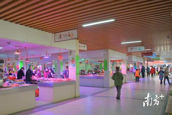 “美顏”升級后的肉菜市場。張曉欣 攝