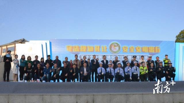 12月2日，連州舉行“守法規(guī)知禮讓、安全文明出行”交通安全宣傳活動(dòng)。張曉欣 攝