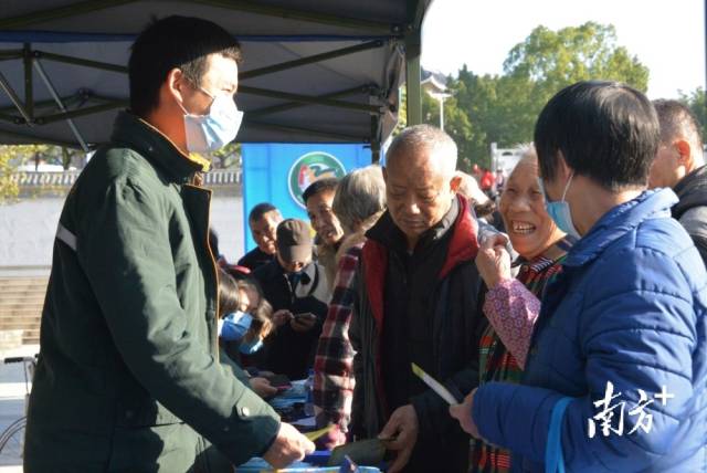 活動(dòng)以互動(dòng)體驗(yàn)、展示咨詢等方式，向群眾宣傳交通安全知識。張曉欣 攝