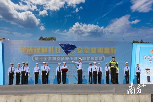 少年交警隊(duì)授旗儀式。廖劍鋒 攝