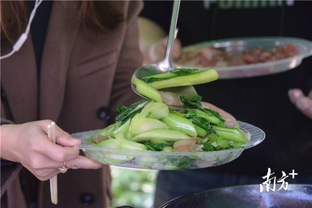 連州菜心炒臘肉。張曉欣 攝