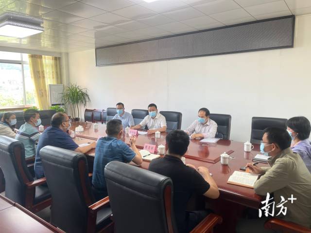 調(diào)研座談。