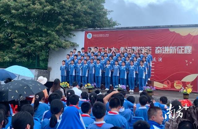 九陂鎮(zhèn)中心學(xué)校開展藝術(shù)展演活動。