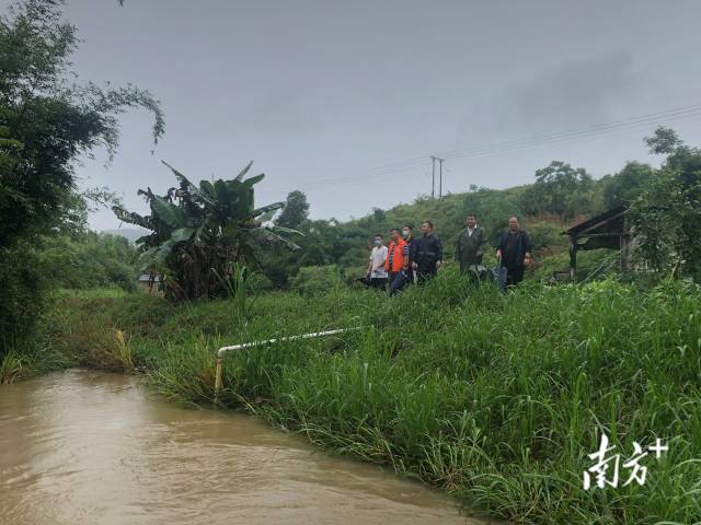 連州市委常委、政法委書記、九陂鎮(zhèn)黨委書記、總河長綦鴻偉與鎮(zhèn)村兩級河長進行巡河排查。