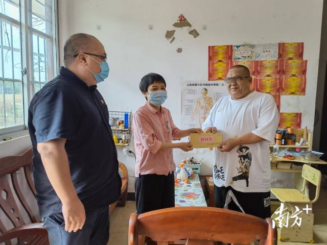 李成娟走訪慰問老黨員。