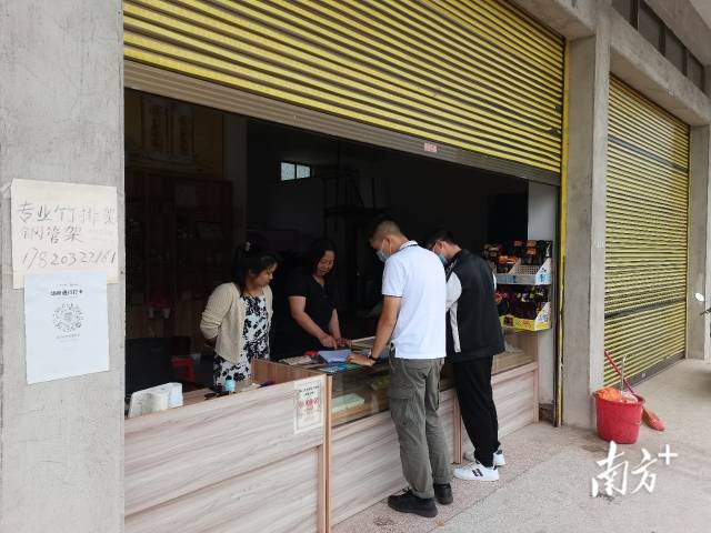 執(zhí)法人員給商家細(xì)致解釋政策。