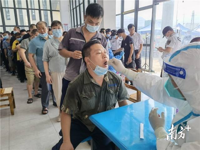 群眾有序排隊開展核酸檢測。