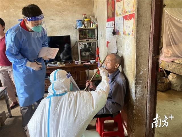 組織力量入戶檢測，全力推進“應(yīng)檢盡檢”。