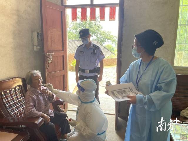 入戶(hù)開(kāi)展核酸檢測(cè)，確保全員核酸檢測(cè)應(yīng)檢盡檢、不漏一人。