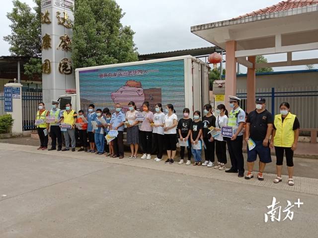 聯(lián)一村人大代表和交警聯(lián)合開展交通安全宣傳活動現(xiàn)場。