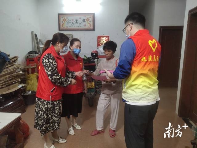 進(jìn)村入戶開展森林防滅火宣傳。