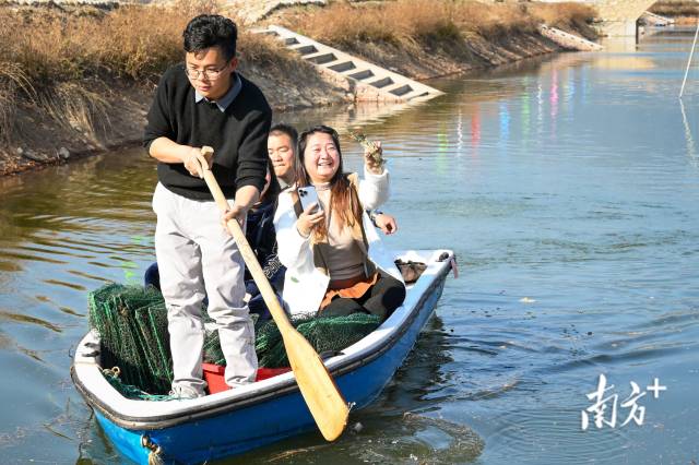 打撈龍蝦。張曉欣 攝