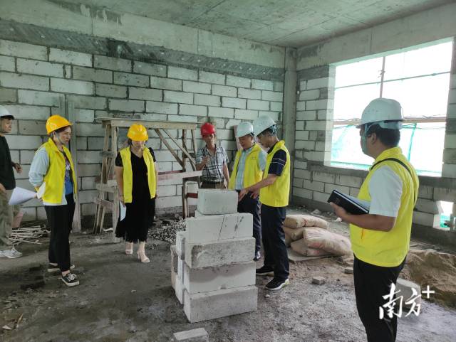 實(shí)地查看新建教學(xué)樓施工情況。