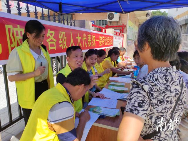 接待選民。