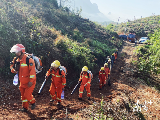 消防人員前往演練地點(diǎn)開(kāi)展實(shí)操培訓(xùn)。