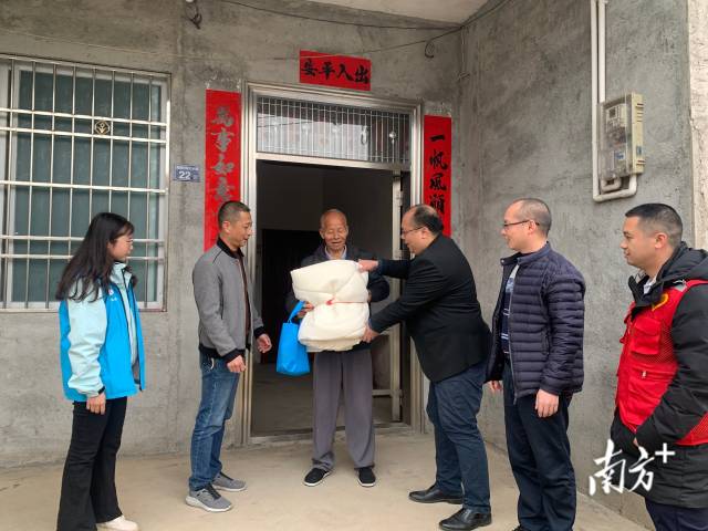 給困難群眾送御寒物資。