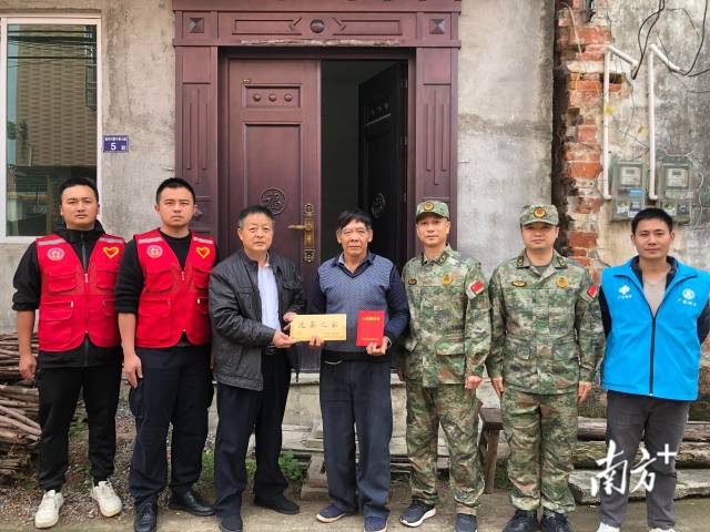 連州九陂鎮(zhèn)把現(xiàn)役軍人父母贍養(yǎng)政策送到新兵家中。