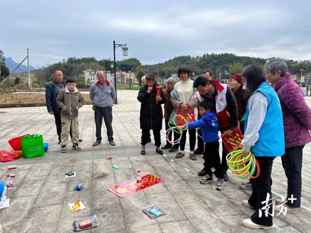 孩子們積極參加趣味游戲。