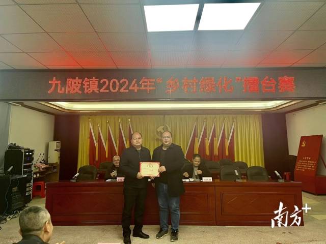 鐘世勇為一等獎(jiǎng)獲得者頒獎(jiǎng)。