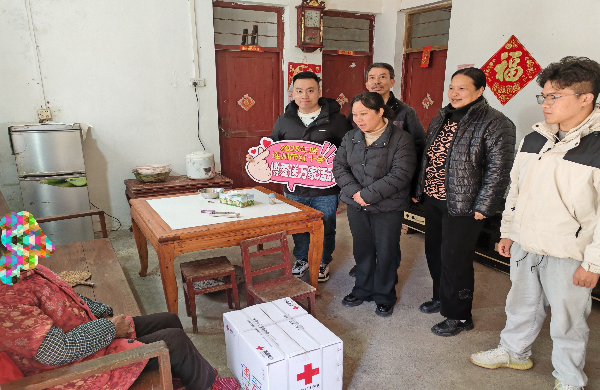 在第72屆“世界防治麻風(fēng)病日”暨第38屆“中國麻風(fēng)節(jié)”到來之際 ，為表達(dá)對麻風(fēng)病愈后患者的關(guān)懷，弘揚(yáng)人道主義精神，16日上午，連州市殘聯(lián)匯同衛(wèi)健、民政、紅會(huì)、慢病院開展慰問活動(dòng)，為我市轄區(qū)內(nèi)的麻風(fēng)病愈后患者送去物質(zhì)關(guān)懷與精神慰籍。工作人員一行與愈后患者親切交談，仔細(xì)詢問他們的身體狀況和生活情況 ，耐心傾聽他們的心聲，鼓勵(lì)他們保持積極樂觀的生活態(tài)度。.jpg