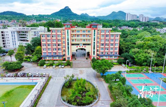 2025年，連州高考600分以上考生同比增長180%，中考總平均分連續(xù)兩年穩(wěn)居清遠市前列。圖為連州中學(xué)。曾亮超 攝