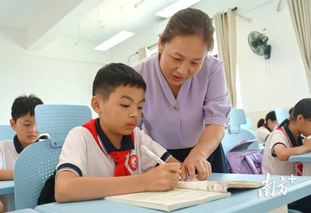 連州深化“縣管校聘”管理改革與“新強師工程”，促進教師隊伍專業(yè)化發(fā)展。黃津 攝