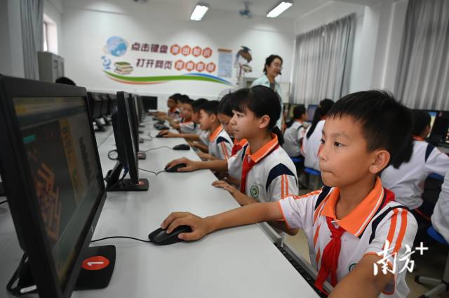 鄧兆然在“ICode國際青少年編程競賽”全球總決賽上勇奪金獎。黃津 攝