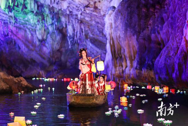 連州連續(xù)5年入選全國(guó)縣域旅游發(fā)展?jié)摿Π偌芽h，圖為連州地下河景區(qū)。