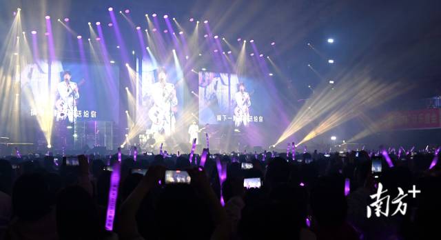 黃品源巡回音樂會(huì)吸引萬千歌迷奔赴。黃瀅 攝