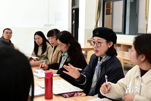 中山大學(xué)生命科學(xué)學(xué)院碩士、廣州第六中學(xué)生物高級教師劉華正在點評高一年級生物課教學(xué)展示。黃瀅 攝