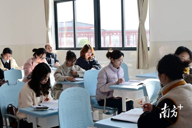 高二語文評課研討現(xiàn)場。黃瀅 攝