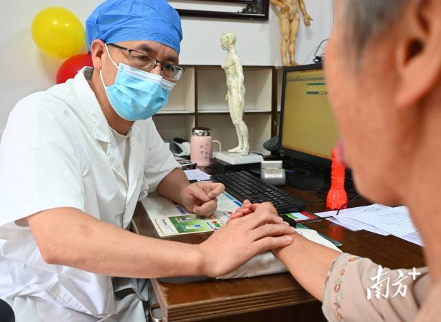 連州公立醫(yī)療機(jī)構(gòu)實(shí)施一次掛號(hào)管三天。黃津 攝