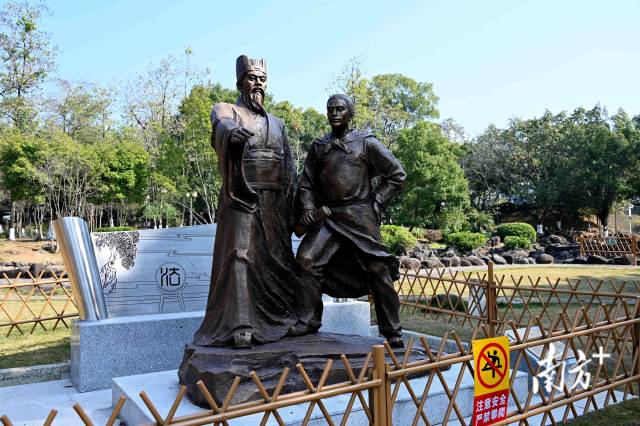 《區(qū)澤拒賞》雕像傳遞“公生明、廉生威”的廉潔理念。黃瀅 攝