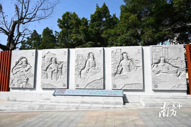 園內(nèi)《法治起源歷史長(zhǎng)卷》浮雕生動(dòng)勾勒從“蚩尤作刑”“皋陶造律”到現(xiàn)代法治建設(shè)的演進(jìn)歷程。黃瀅 攝